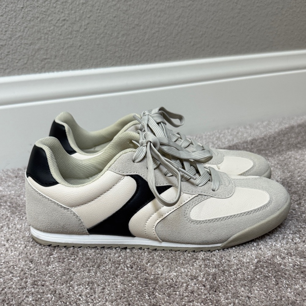 Women’s 7.5 cream black fashion sneakers shoes Nicole Miller